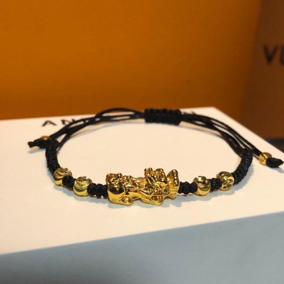 Pixiu Adjustable thread bracelet in red or black - Picture 3 of 3